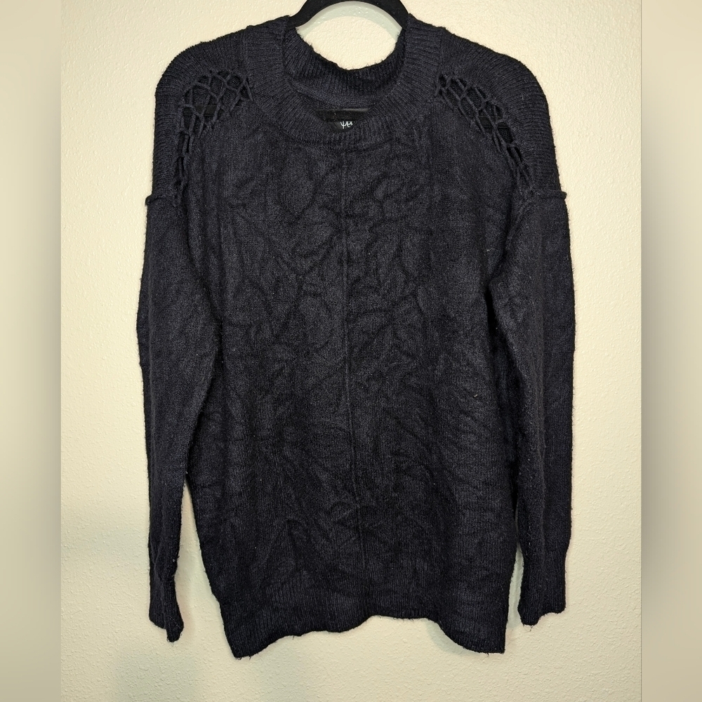 Le Temps des Cerises Acrylic Sweater w/ wrinkle look and shoulder designs black